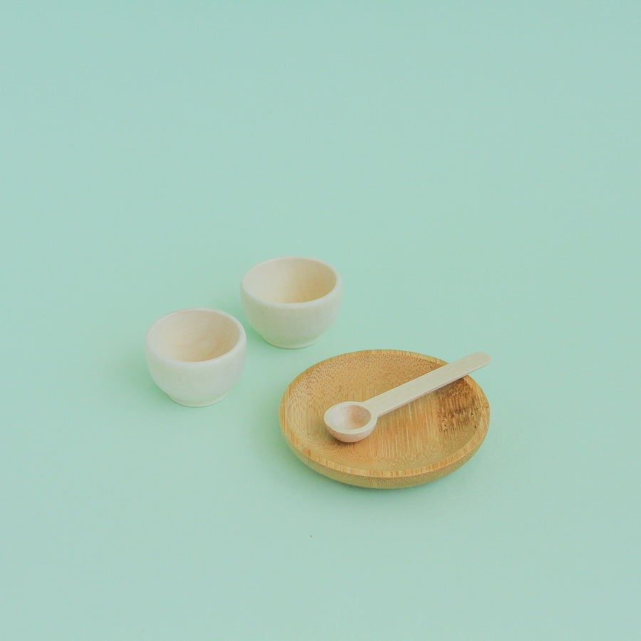 Platito de madera redondo sobre fondo verde menta