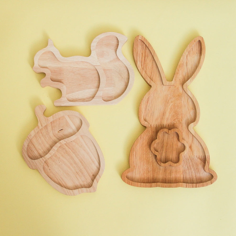 Charola de madera natural en forma de ardilla y conejito