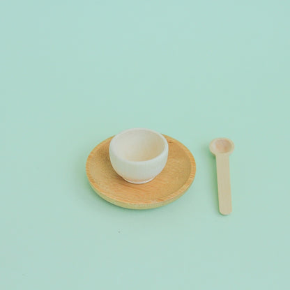 Platito de madera redondo sobre fondo verde menta