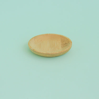 Platito de madera redondo sobre fondo verde menta