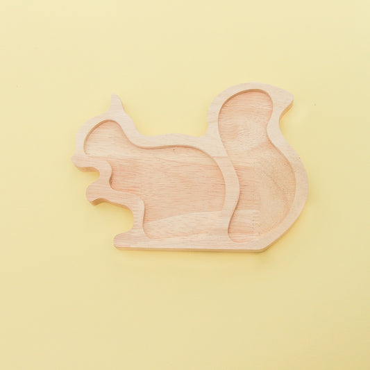 Charola de madera con forma de ardilla sobre fondo amarillo