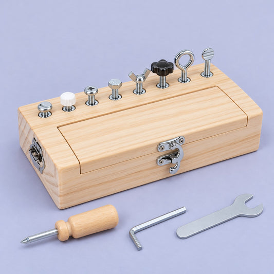 Caja de desmontaje de madera con tuercas, tornillos y sus herramientas