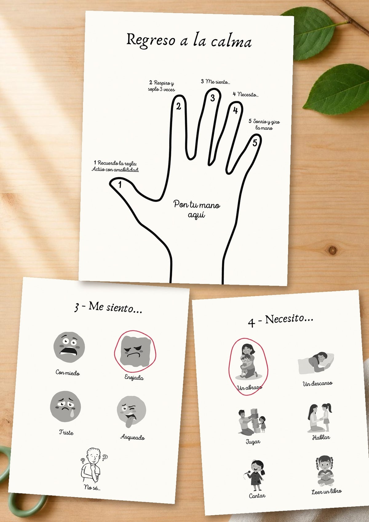 Cartel Regreso a la calma de AIPAI sobre la mesa, con la mano de un niño siguiendo los cinco pasos