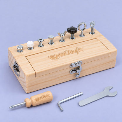 Caja de desmontaje de madera con tuercas, tornillos y sus herramientas