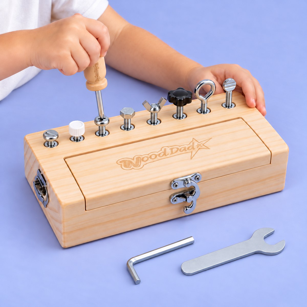 Manos de niño atornillando con el destornillador de madera en la caja de desmontaje