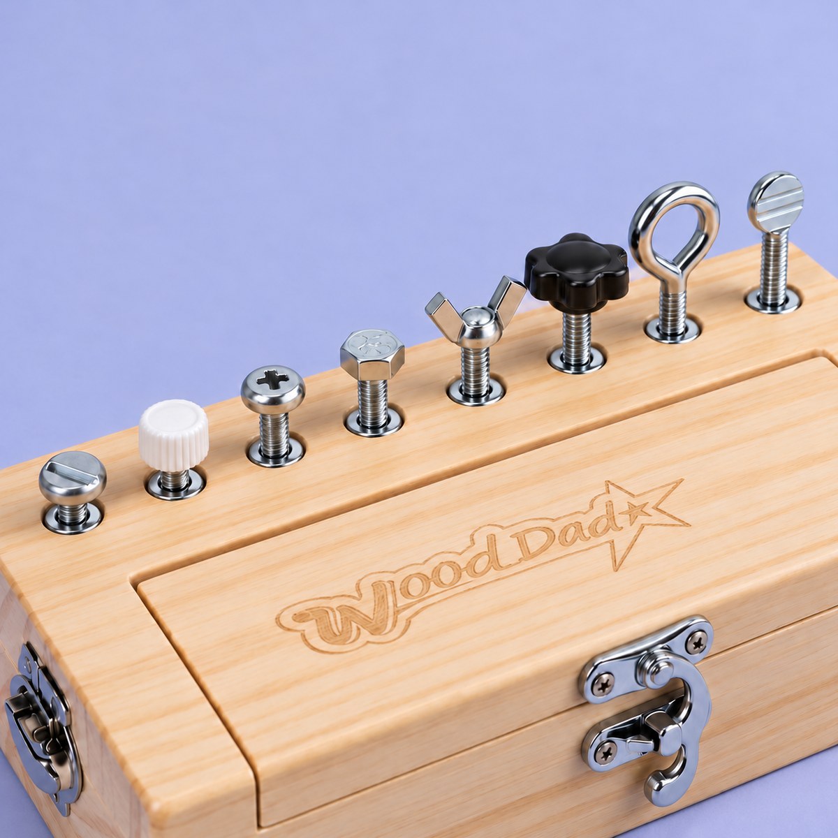 Detalle de los 8 tornillos de la caja de desmontaje de madera