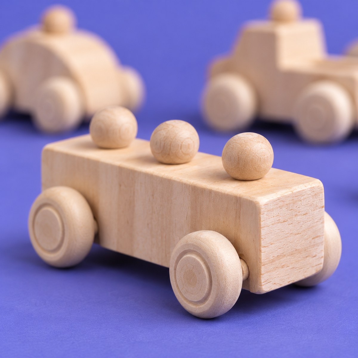 Detalle de las ruedas y los pasajeros de madera del autobús