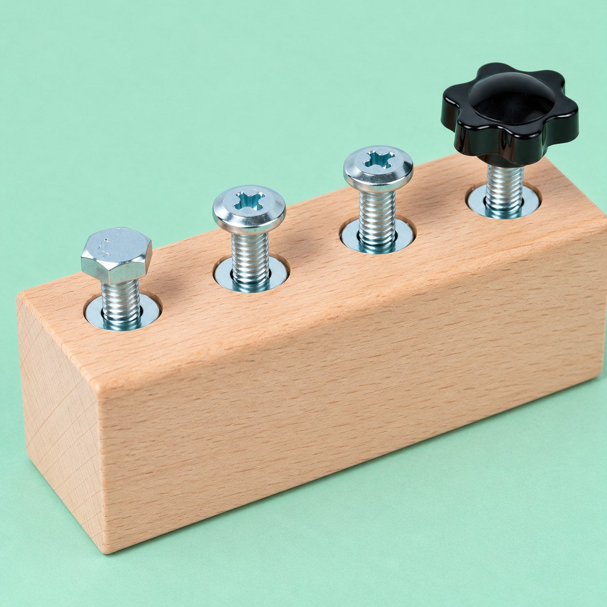 Detalle de los 4 tornillos del cubo de madera para atornillar