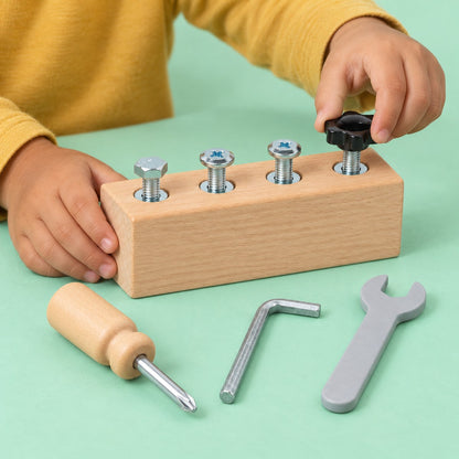 Manos de niño girando la perilla negra del cubo de madera para atornillar