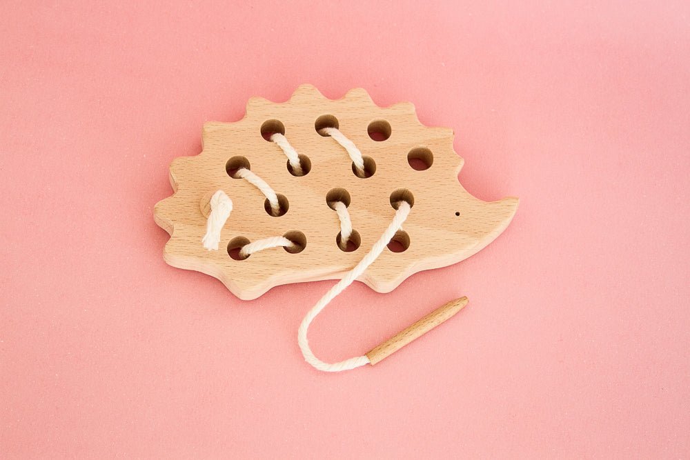 Juego De Enhebrar HEJ LØNNE! Para Niños A Partir De 2 Años - Juguete Montessori De Madera, Fomenta Motricidad, Creatividad Y Coordinación, Incluye 8 Figuras Y Tarjetas De Modelo