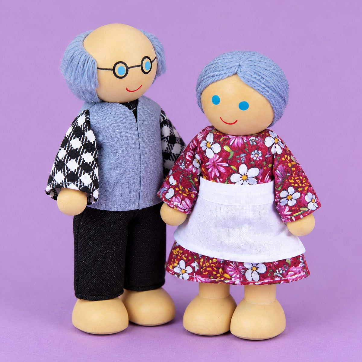 Detalle del abuelo con lentes y la abuela con delantal
