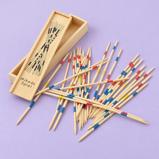 Mikado de madera: cajita con tapa corrediza impresa «Mikado Spiel» y palitos con anillos rojos, azules y amarillos